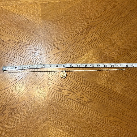 Vintage White Flower Necklace -  18 inches - Picture 2 of 4